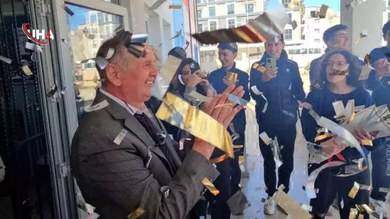 emekliye-ayrilan-ogretmen-alkişlandi