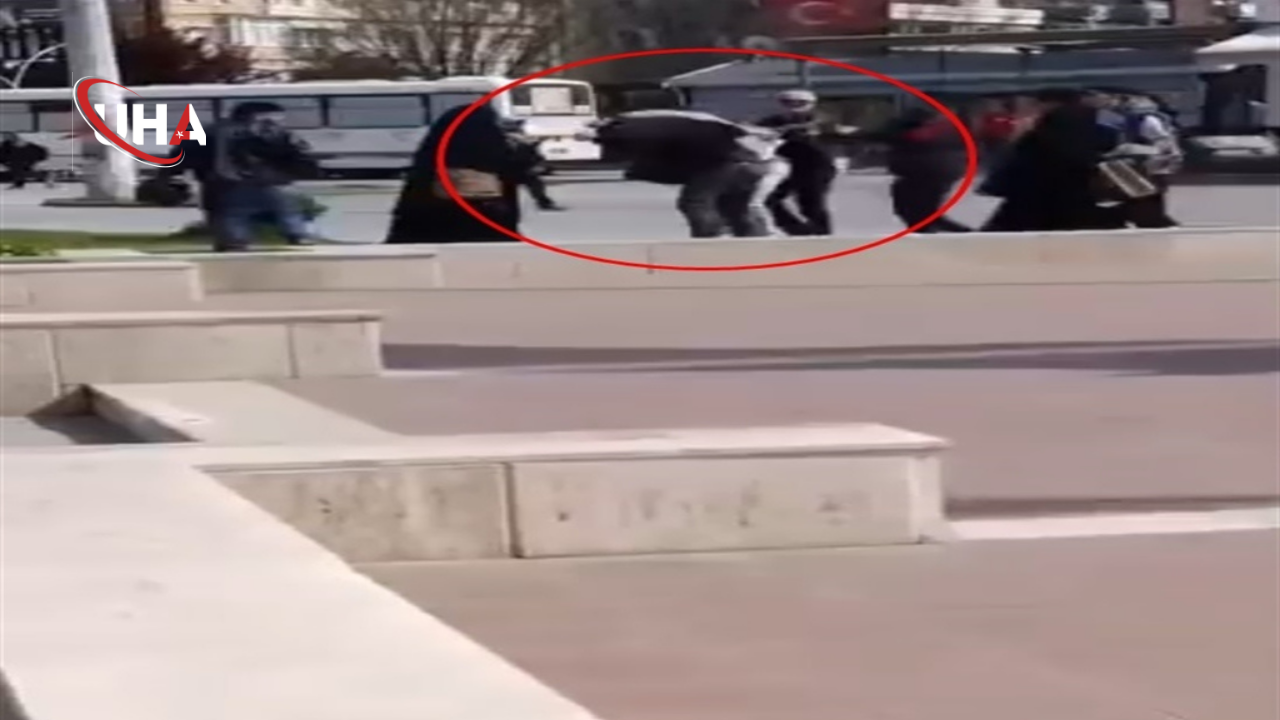 yolda-yuruyen-kadinin-fotografini-cekti