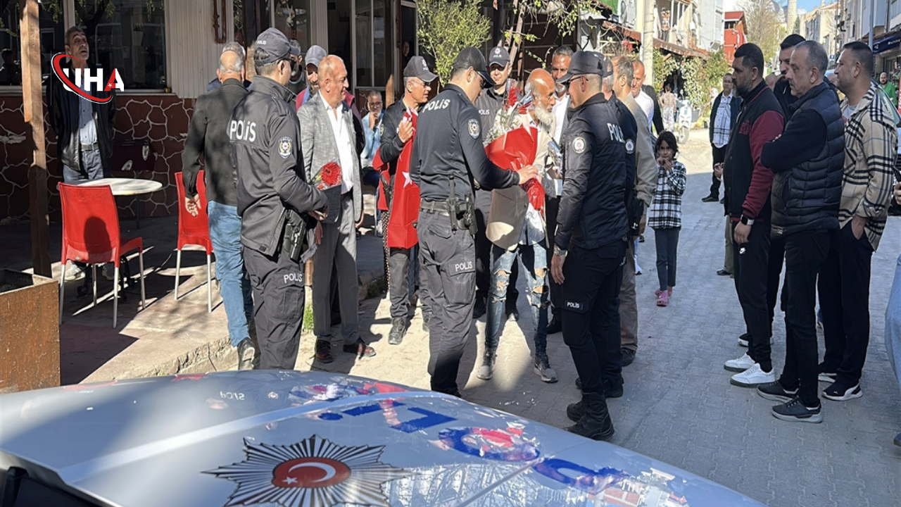 polisler-ciceklerle-karsilandi