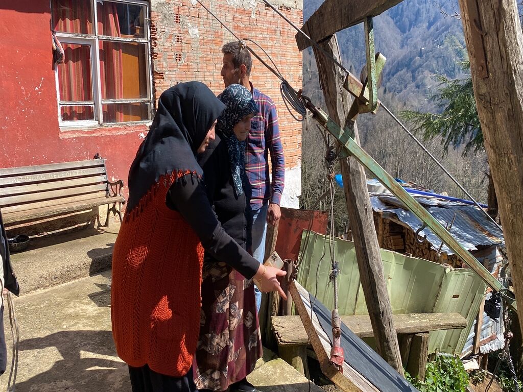 Yol Olmayan Eve Çelik Tel Üzerinde Tehlikeli Yolculuk3