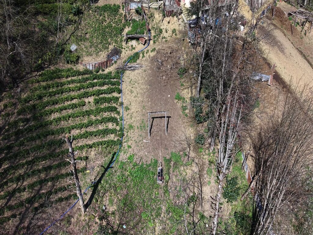 Yol Olmayan Eve Çelik Tel Üzerinde Tehlikeli Yolculuk4