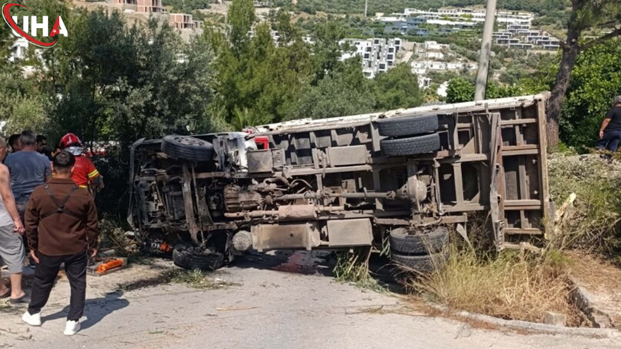 Iş Makinası Taşıyan Kamyon Devrildi 1