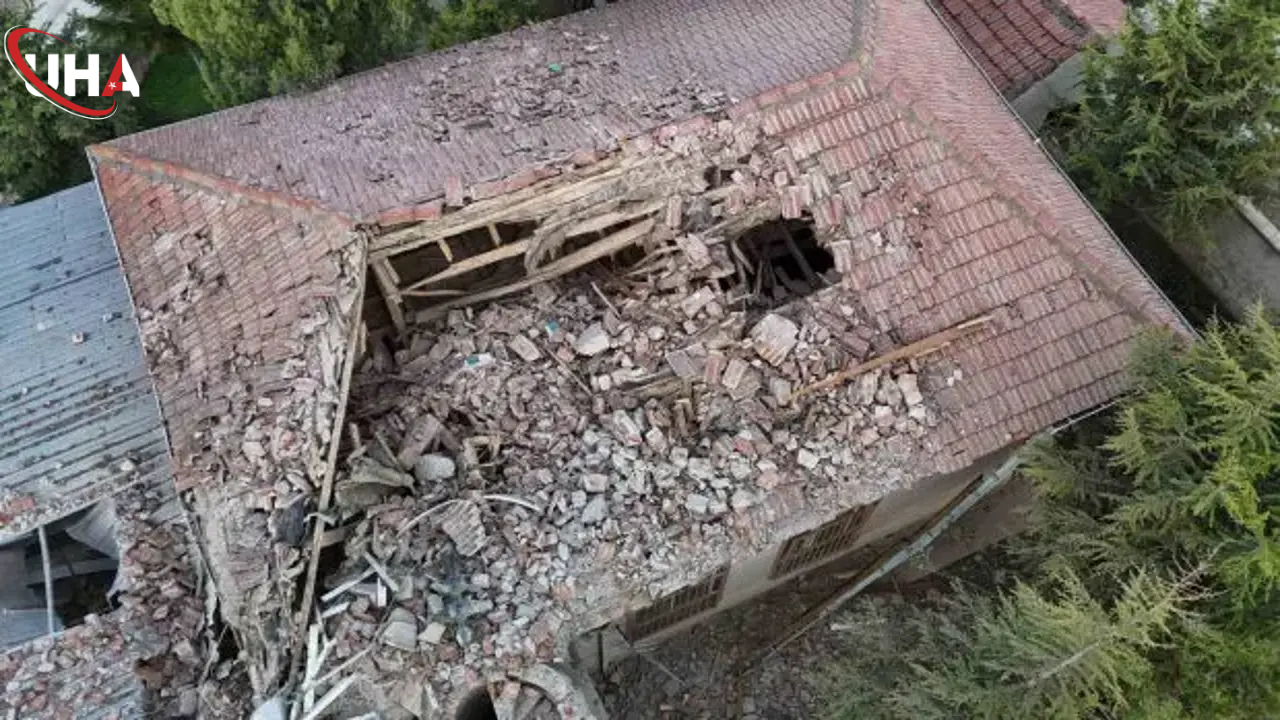 Minareye Düşen Yıldırım 1