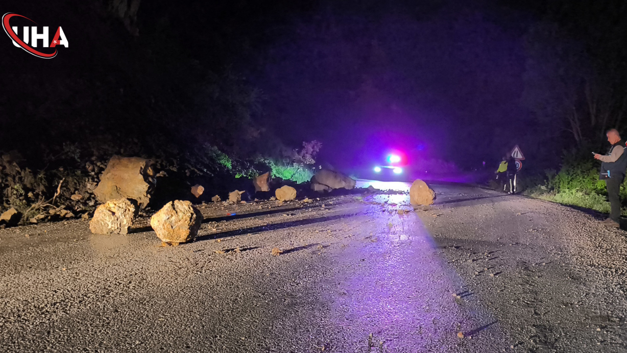 Yamaçtan Düşen Kayalar Yolu Kapattı