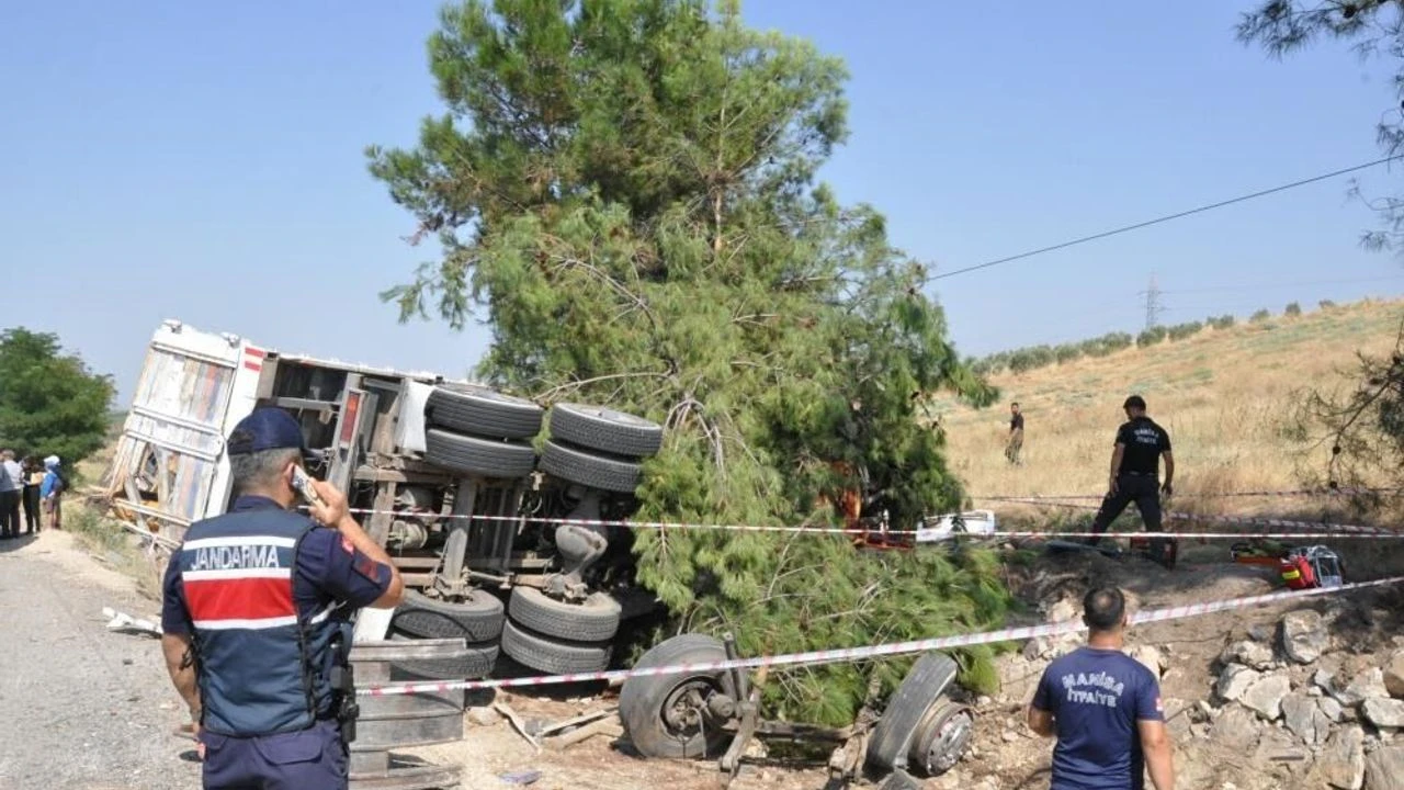 Manisa Otobus Kamyon Kaza 11