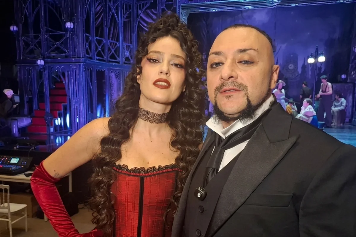 Pelin Akil Sahnede Pes Pese Dustu Bacagi Morardi A305663444 Amp