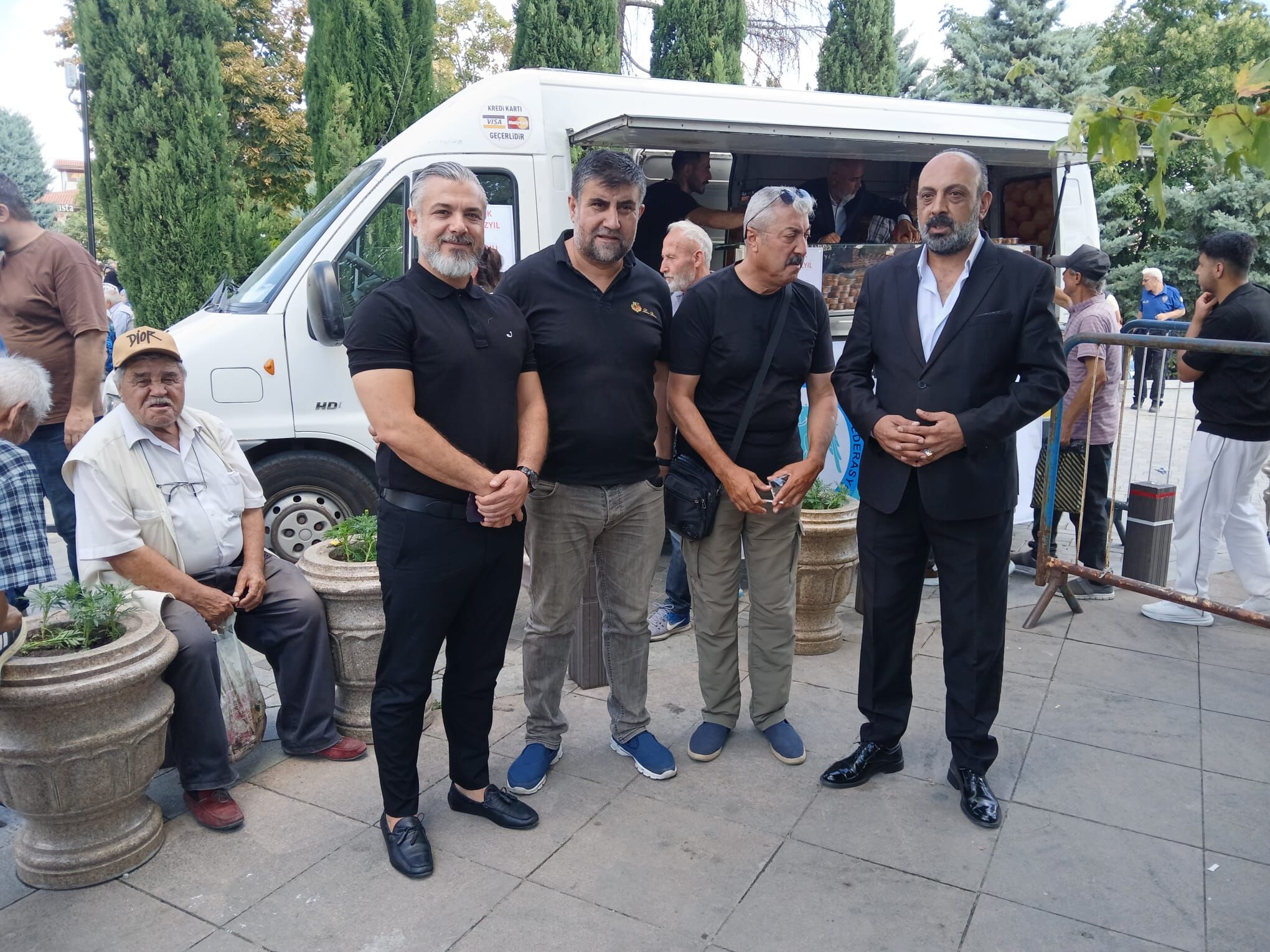 şehitler için lokma dağıtımı
