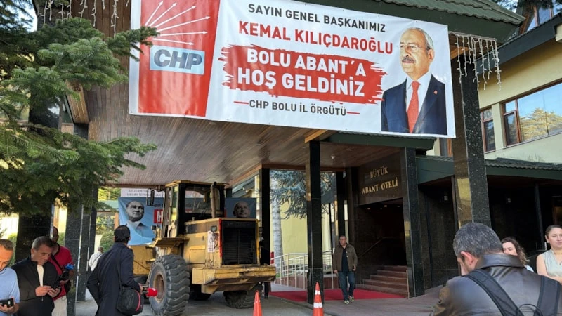 Abant'ta CHP Kampında Pankart Kriz: Kepçe Kapıda Kaldı