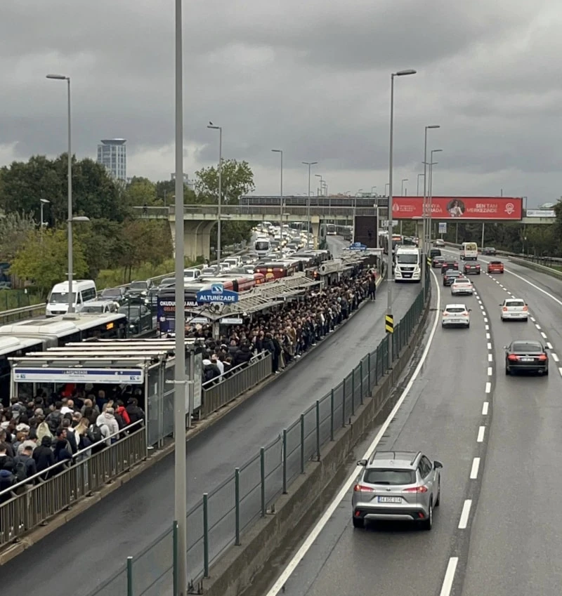 İstanbul'da Sağanak Esareti: Altunizade Kilitlendi