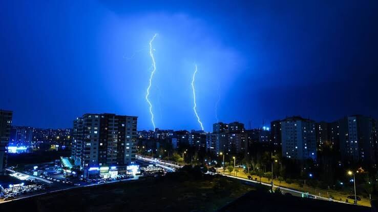Ankara'da Şimşekler Gökyüzünü Aydınlattı