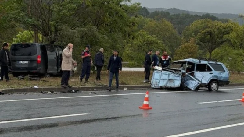 Yalova'da Minibüs İle Çarpışan Otomobilin Sürücüsü Öldü