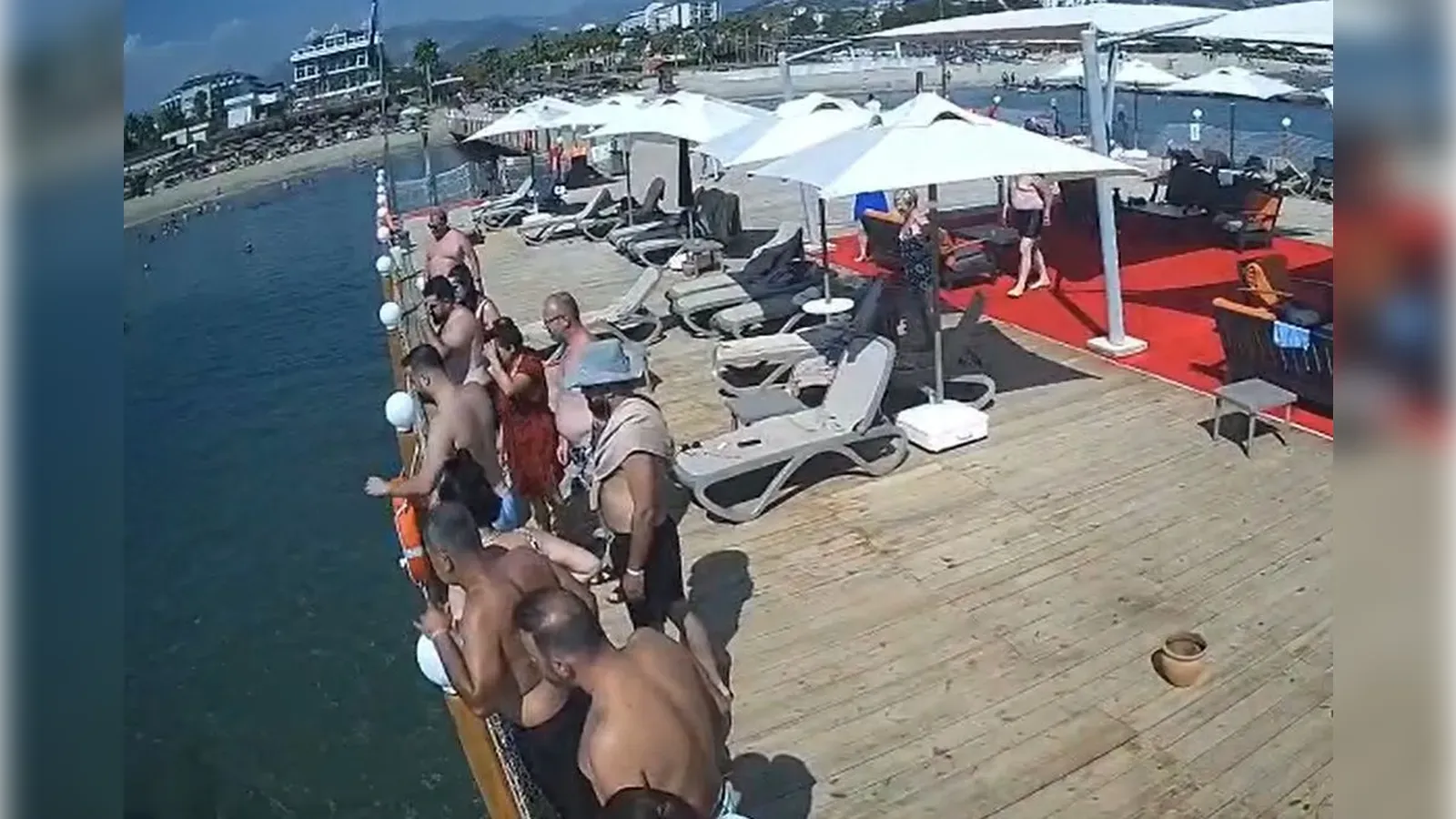 Uyarı Tabelalarına Rağmen Denize Atlad