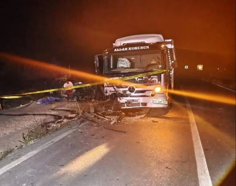 Konya'da Kamyon İle Otomobil Kafa Kafaya Çarpıştı: 1 Ölü 1 Yaralı
