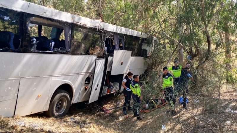 Aydın'da Turistleri Taşıyan Otobüs Şarampole Uçtu: 1 Kişi Hayatını Kaybetti