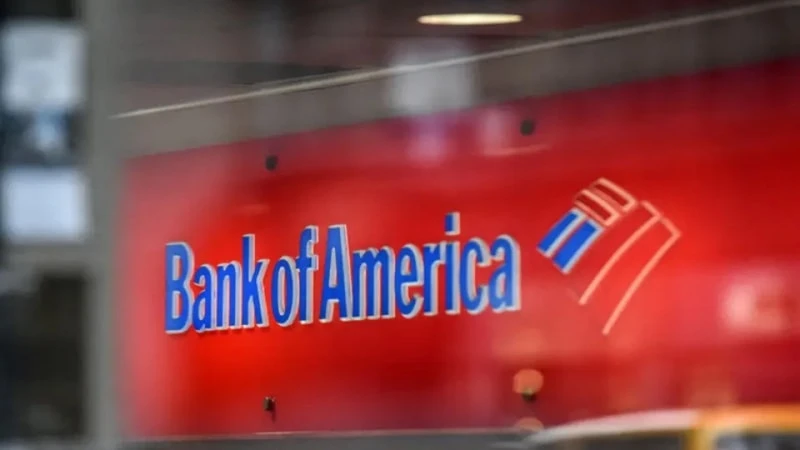 ATM’nin Üzerinde Bulduğu Çanta Hayrete Düşürdü: 128 Bin Doları Polise Teslim Etti
