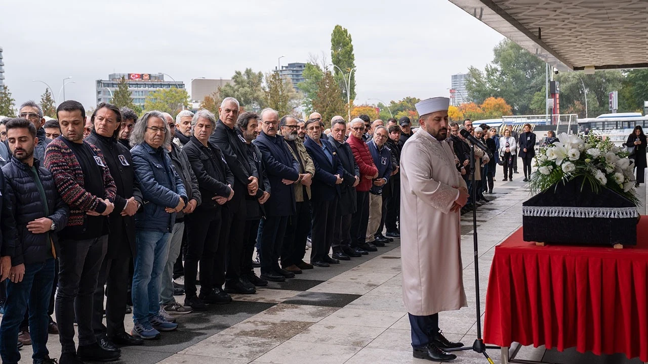 Şarkıcı Alpay Son Yolculuğuna Uğurlandı