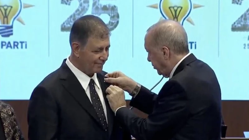 Cumhurbaşkanı Erdoğan, Cemil Tugay'a Rozetini Taktı