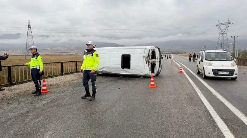 Hakkari'de Öğrenci Servisi Devrildi, Yaralılar Var