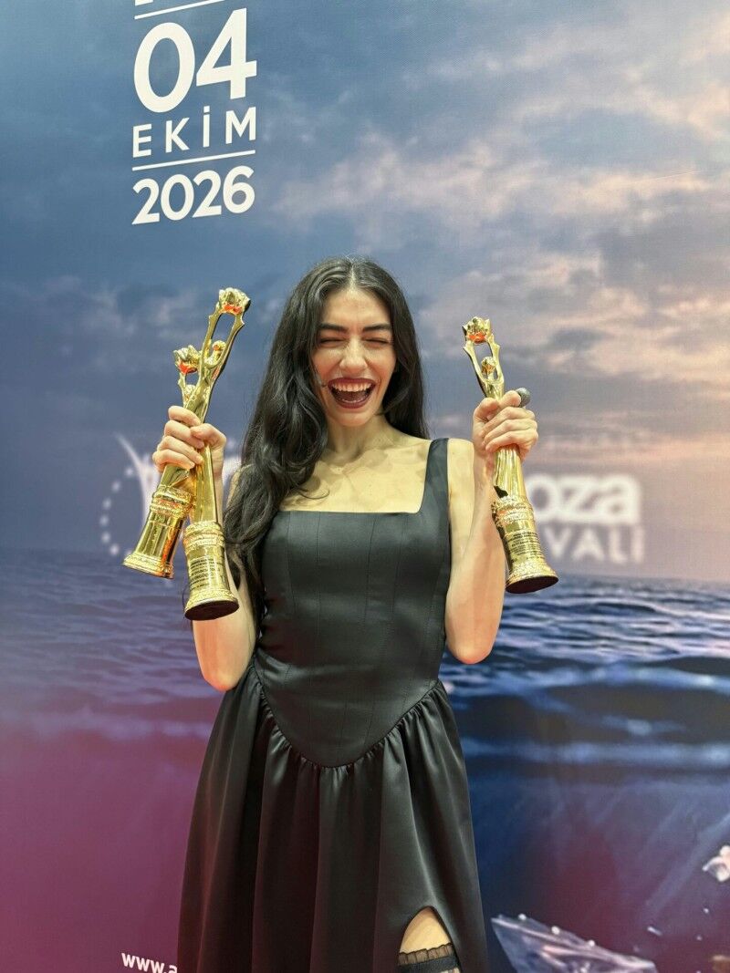 Hazar Ergüçlü’den Altın Koza’da Gündem Yaratan Çıkış