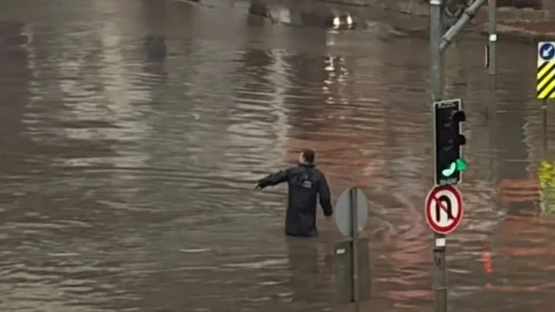 İstanbul'da Sağanak Hayatı Olumsuz Etkiledi