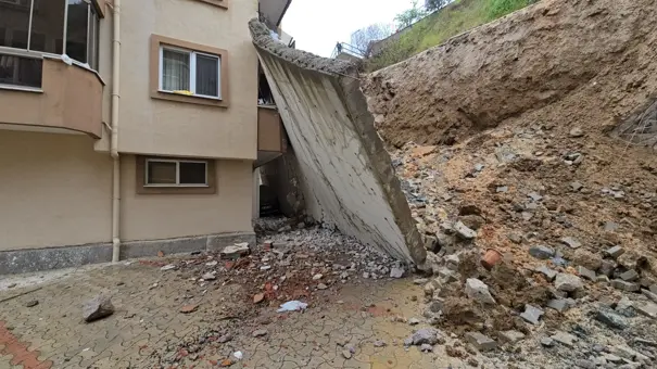 Kocaeli'de Duvar Çöktü, Deprem Sanan Mahalleli Sokağa Döküldü