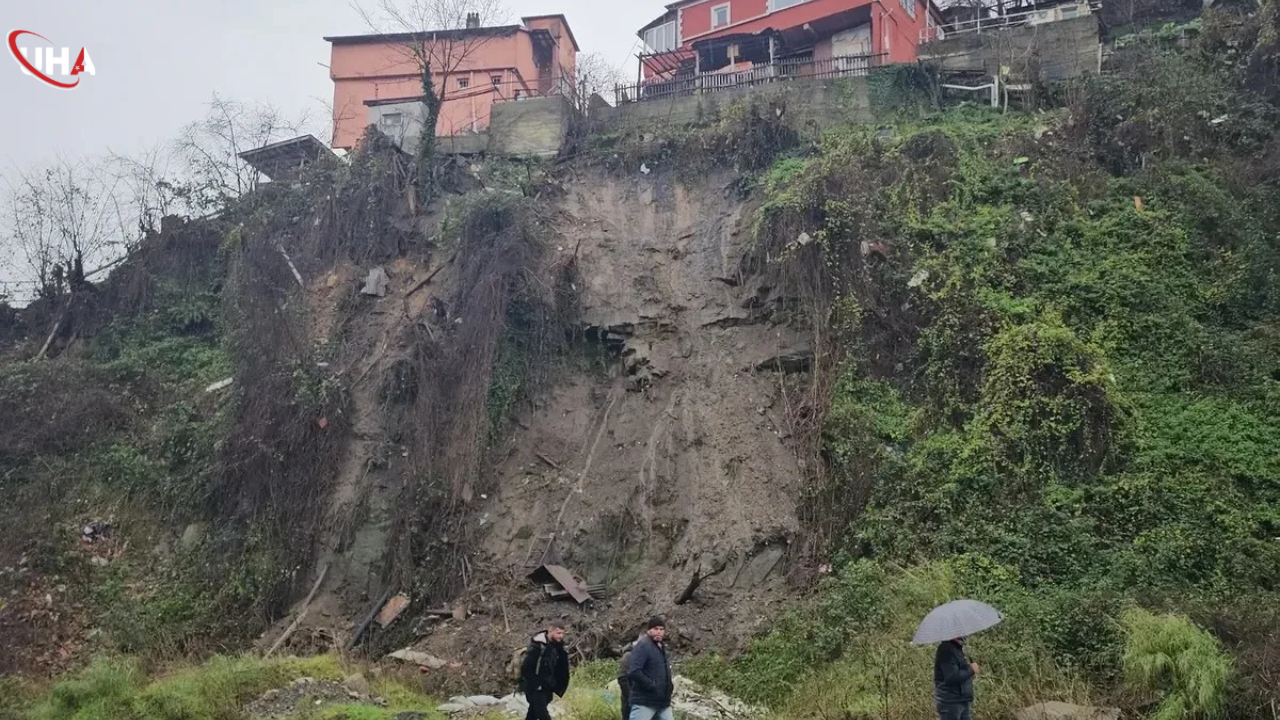 Karadeniz Ereğli'de Şiddetli Yağış Toprağı Kaydırdı: İstinat Duvarı Çöktü, Bina Gece Yarısı Tahliye Edildi