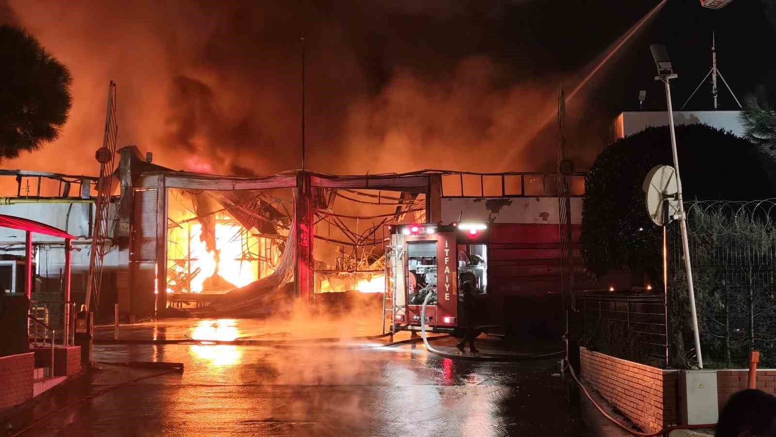 Manisa'da Sanayi Bölgesinde Alarm: Akü Fabrikasındaki Yangına Müdahale Sürüyor